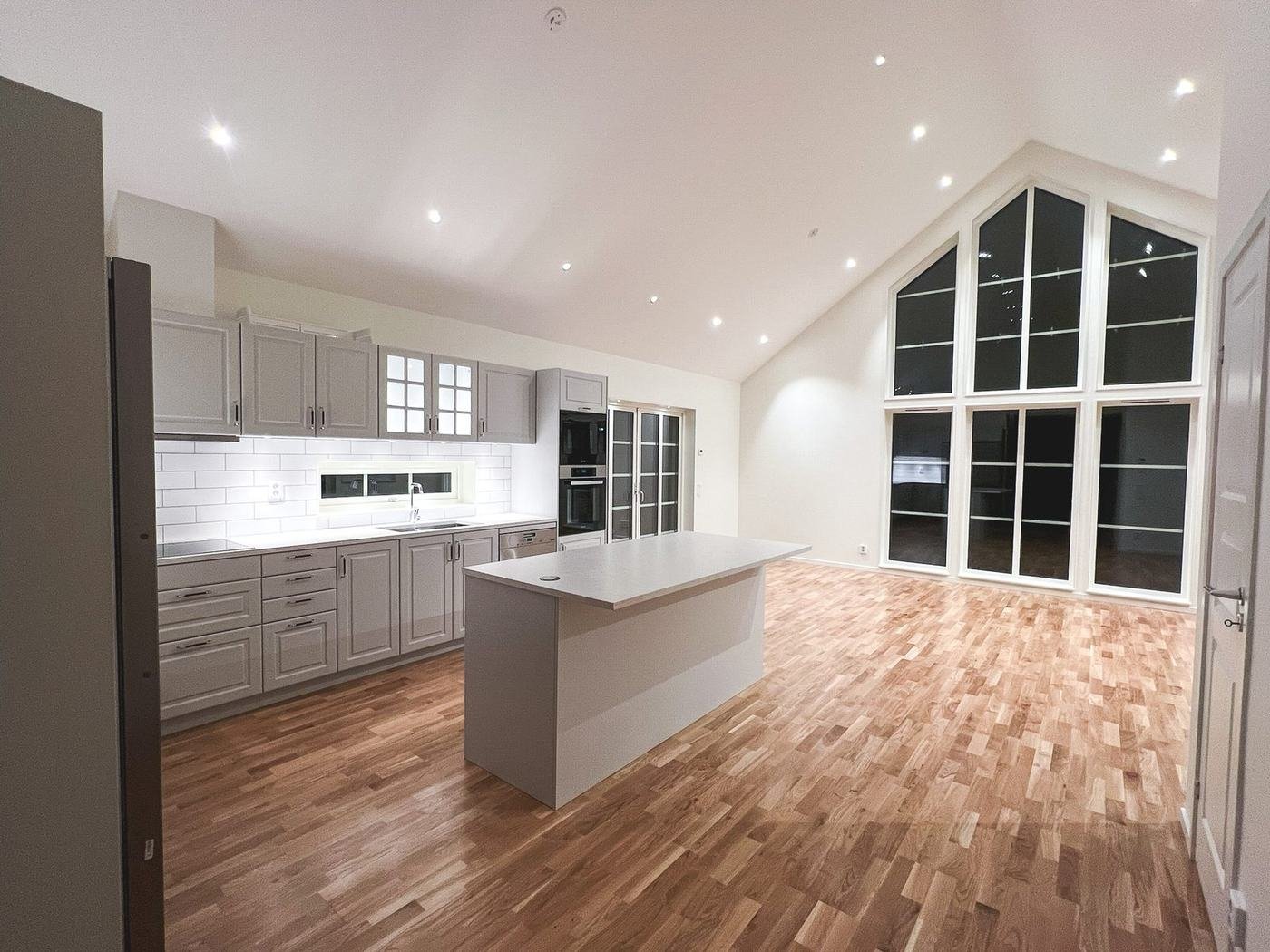 Kitchen with a gabled window wall, Tjörn, enhanced